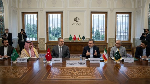 Saudi, Turkish and Pakistani Officials Hold Talks with Iran in Tehran
